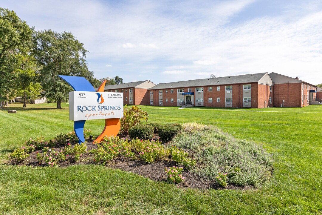 Rock Springs Apartments in Morrisville, PA - Foto de edificio