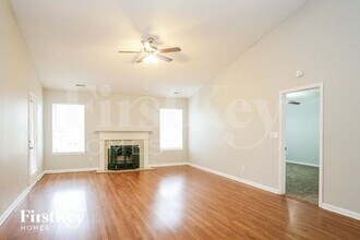 15572 Dry Creek Rd in Noblesville, IN - Foto de edificio - Building Photo