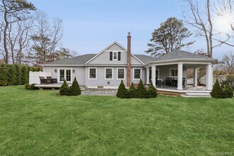 4 Chestnut Ln in East Quogue, NY - Building Photo - Building Photo