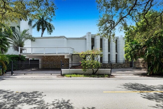 2120 S Bayshore Dr in Miami, FL - Building Photo - Building Photo