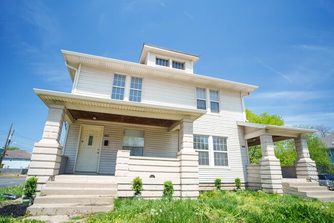 1920 E Washington St in Indianapolis, IN - Building Photo - Building Photo