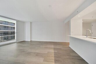 1756 N Bayshore Dr, Unit 28G in Miami, FL - Building Photo - Building Photo