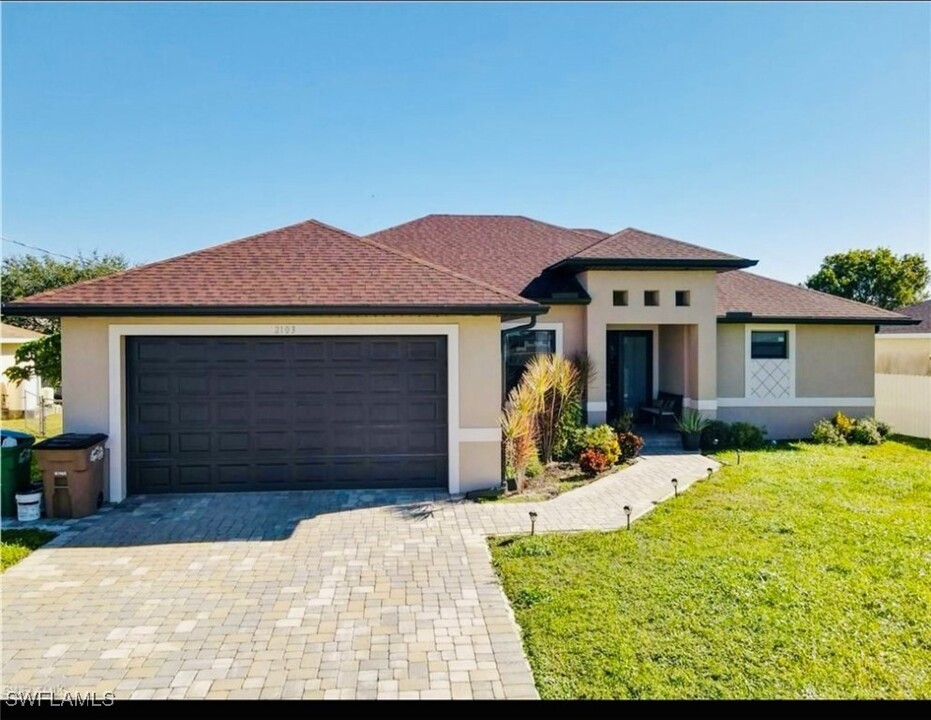 2103 NE Juanita Pl in Cape Coral, FL - Foto de edificio