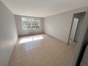 325 Melvin Ave in Hamilton, ON - Building Photo - Building Photo