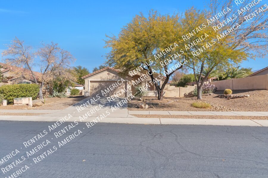 2535 E Petroglyph Ln in Oro Valley, AZ - Foto de edificio