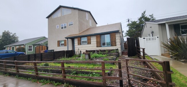 2631 E Ocean Ave, Unit Ventura midtown in Ventura, CA - Foto de edificio - Building Photo