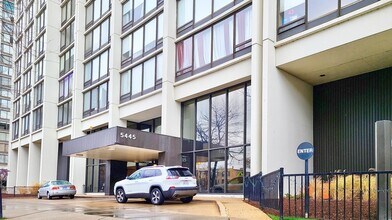 5445 N Sheridan Rd, Unit 2310 in Chicago, IL - Building Photo - Building Photo