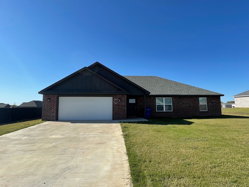 76 Laylas Wy in Durant, OK - Building Photo