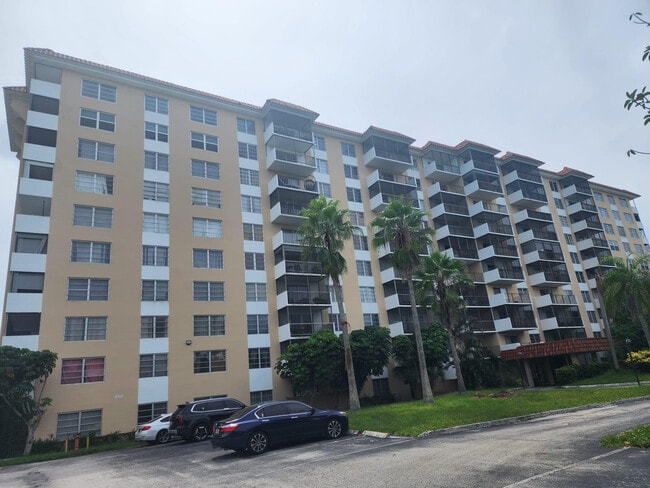 property at 4174 Inverrary Dr