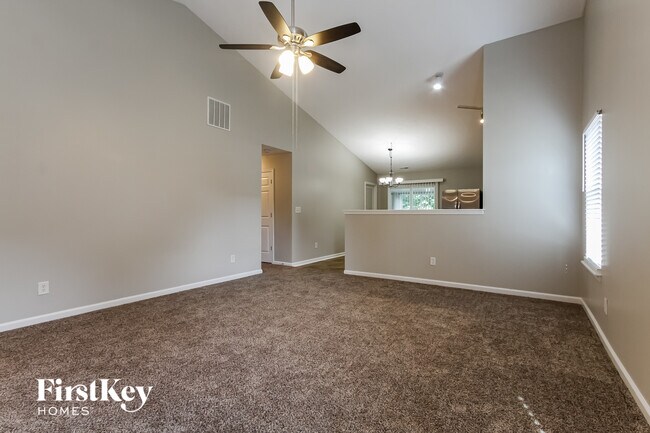 1016 Central Park Blvd W in Greenwood, IN - Foto de edificio - Building Photo