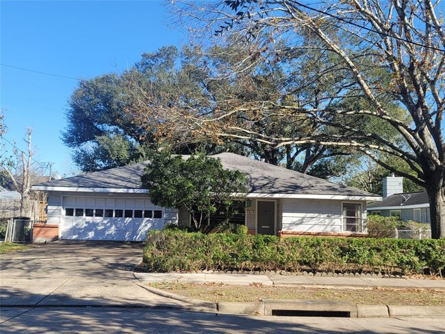 6903 Avenue B in Bellaire, TX - Building Photo - Building Photo