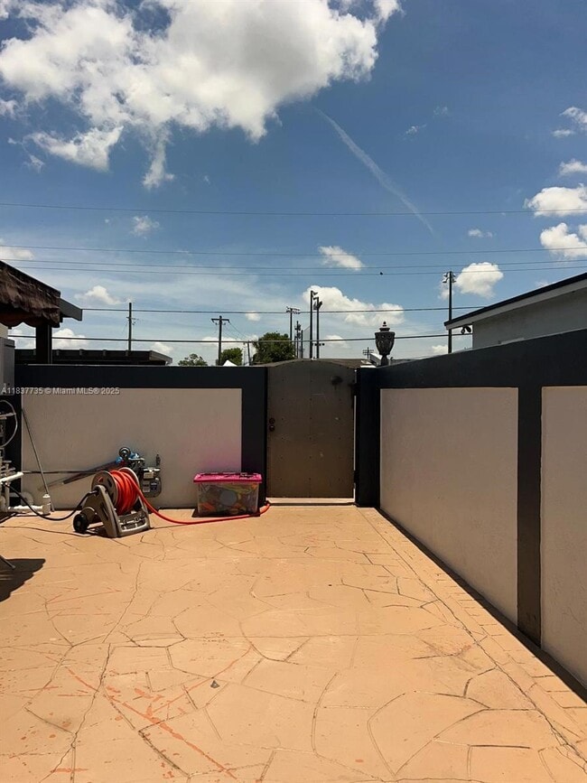 490 W 33rd Pl in Hialeah, FL - Building Photo - Building Photo