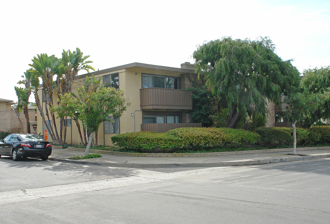 Domingo Villas in Newport Beach, CA - Foto de edificio