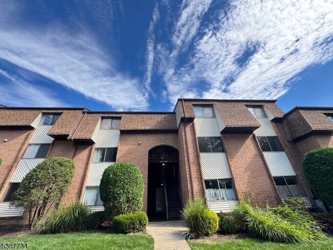 1005 Edison Glen Terrace in Edison, NJ - Foto de edificio - Building Photo