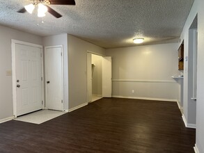 120 Regency Ave, Unit B in Victoria, TX - Foto de edificio - Building Photo