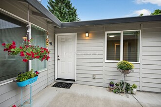 119 SE Sweetbriar Ln in Troutdale, OR - Building Photo - Building Photo