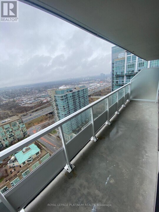 251-2251 Manitoba St in Toronto, ON - Building Photo