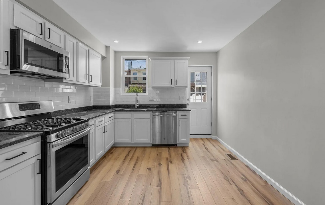 121 N Patterson Park Ave in Baltimore, MD - Building Photo