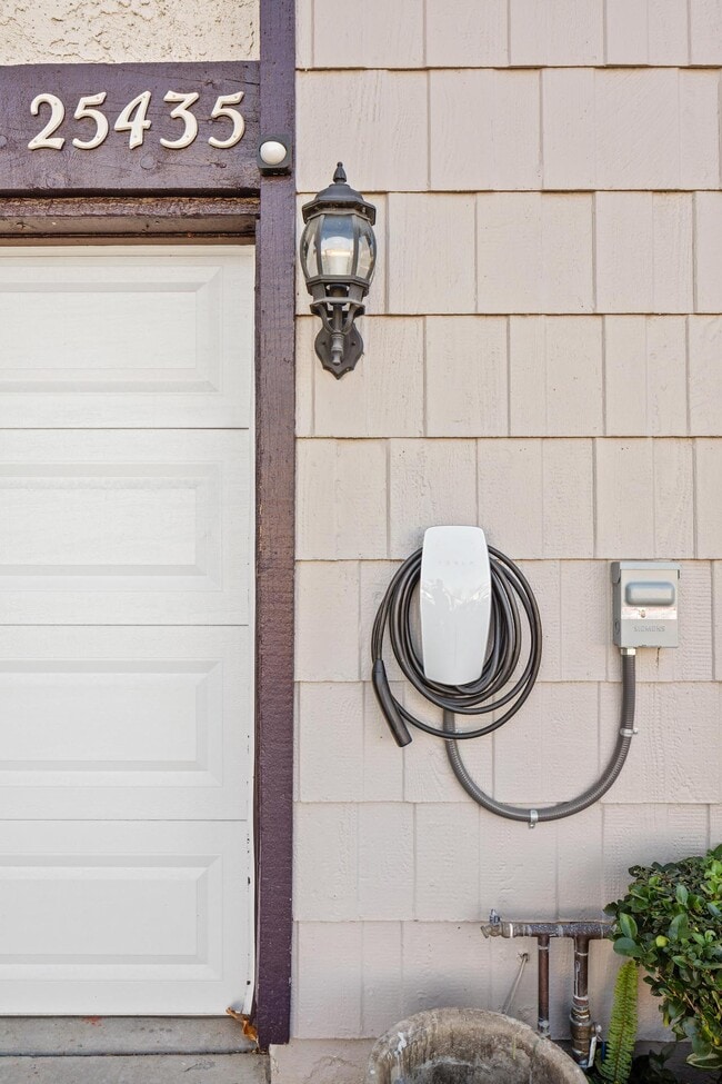 25435 Via Pacifica in Santa Clarita, CA - Foto de edificio - Building Photo