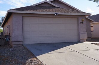 2201 S St Suzanne Dr in Tucson, AZ - Building Photo - Building Photo