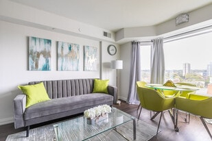 146 Bloor St W in Toronto, ON - Building Photo