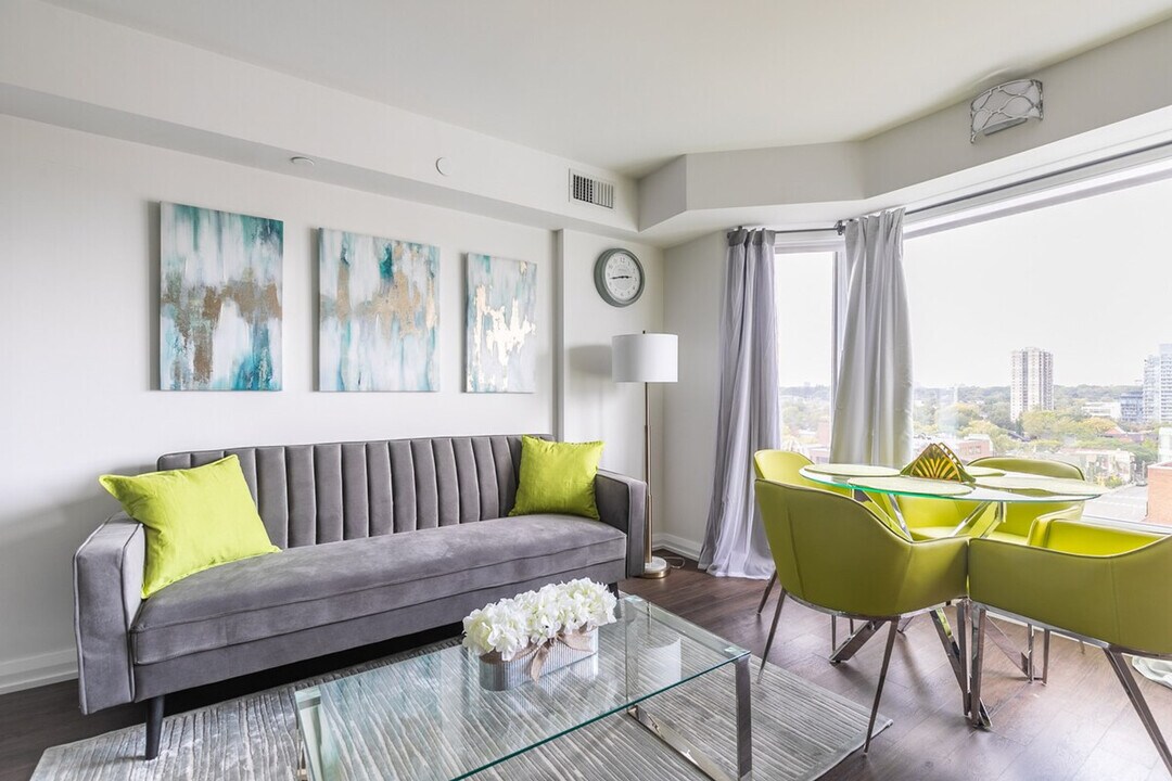 146 Bloor St W in Toronto, ON - Building Photo