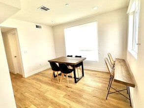 1543 W 37th Pl, Unit 303 in Los Angeles, CA - Foto de edificio - Building Photo
