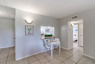 Swanns Cove Luxury Apartments in Lakeland, FL - Foto de edificio - Building Photo