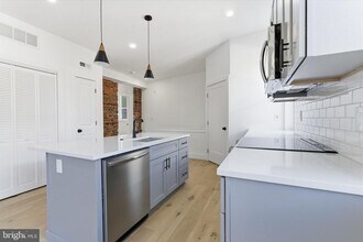 2724 E Somerset St in Philadelphia, PA - Building Photo - Building Photo