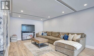 350 Webb Dr in Mississauga, ON - Building Photo - Building Photo