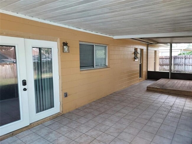 2001 Groveland Rd in Palm Harbor, FL - Building Photo - Building Photo