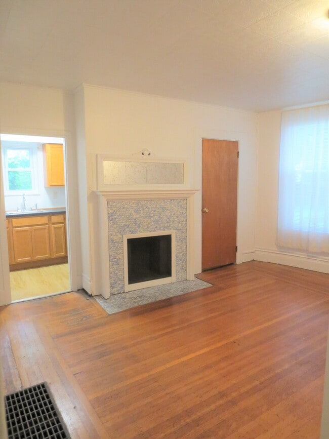 5704 Darlington Rd, Unit 1st Floor Aug in Pittsburgh, PA - Foto de edificio - Building Photo