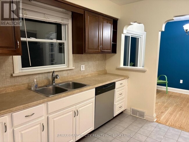 602 Geneva St in St Catharines, ON - Building Photo - Building Photo