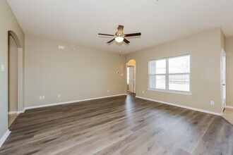2108 Natchez Dr in Ennis, TX - Foto de edificio - Building Photo