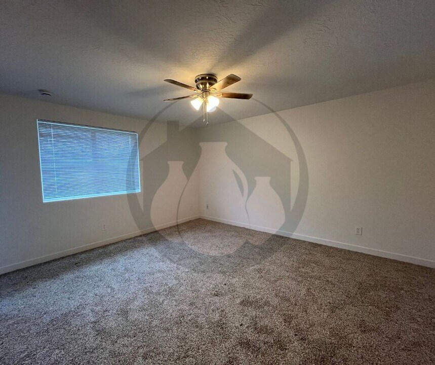 310 N Bridge St-Unit -310 in Sheridan, OR - Foto de edificio