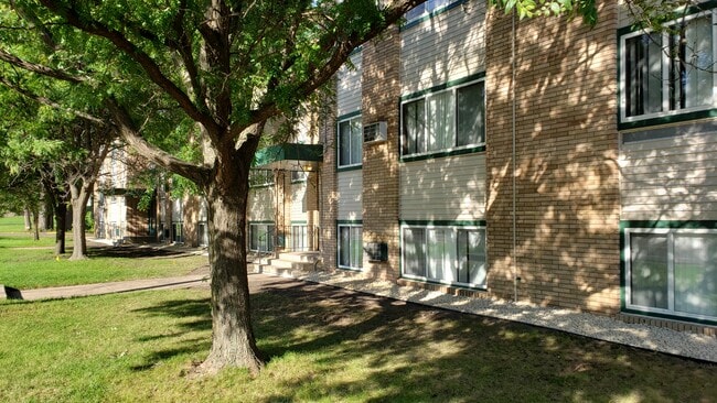 Douglas Drive Terrace in Crystal, MN - Foto de edificio - Building Photo