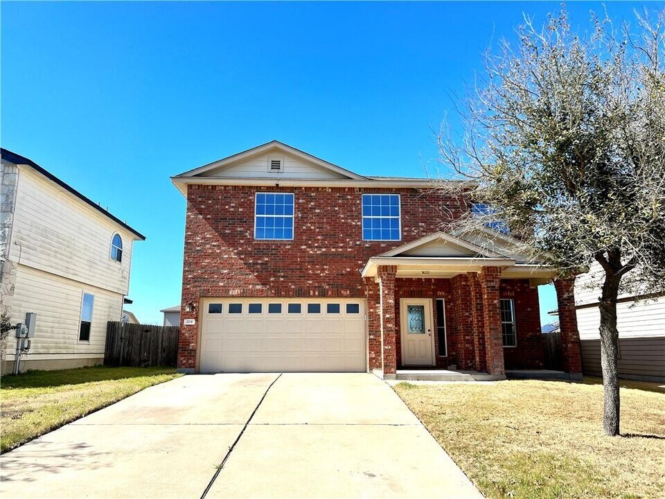 204 Baldwin St in Hutto, TX - Building Photo