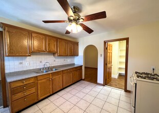 227 Holland St, Unit 2 in Somerville, MA - Building Photo - Building Photo