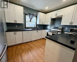 5815 Dorchester Rd in Niagara Falls, ON - Building Photo - Building Photo