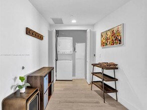 121 NE 34th St, Unit 3114 in Miami, FL - Foto de edificio - Building Photo