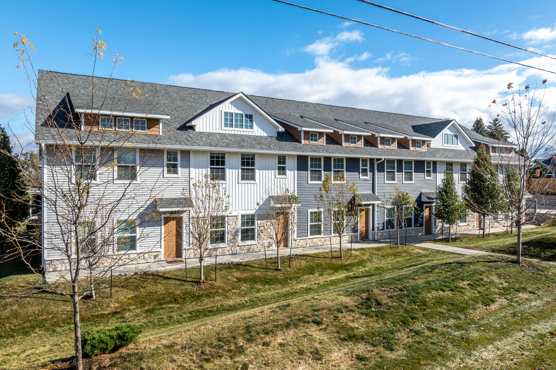 Orchard View Townhomes in Urbandale, IA - Foto de edificio