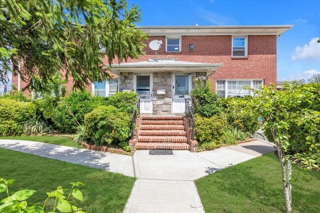 property at 260 Roslyn Rd