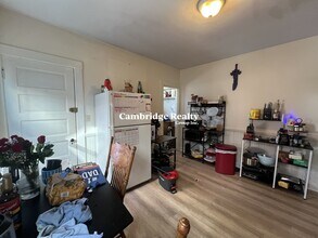 44 Easton St, Unit 2B in Boston, MA - Foto de edificio - Building Photo