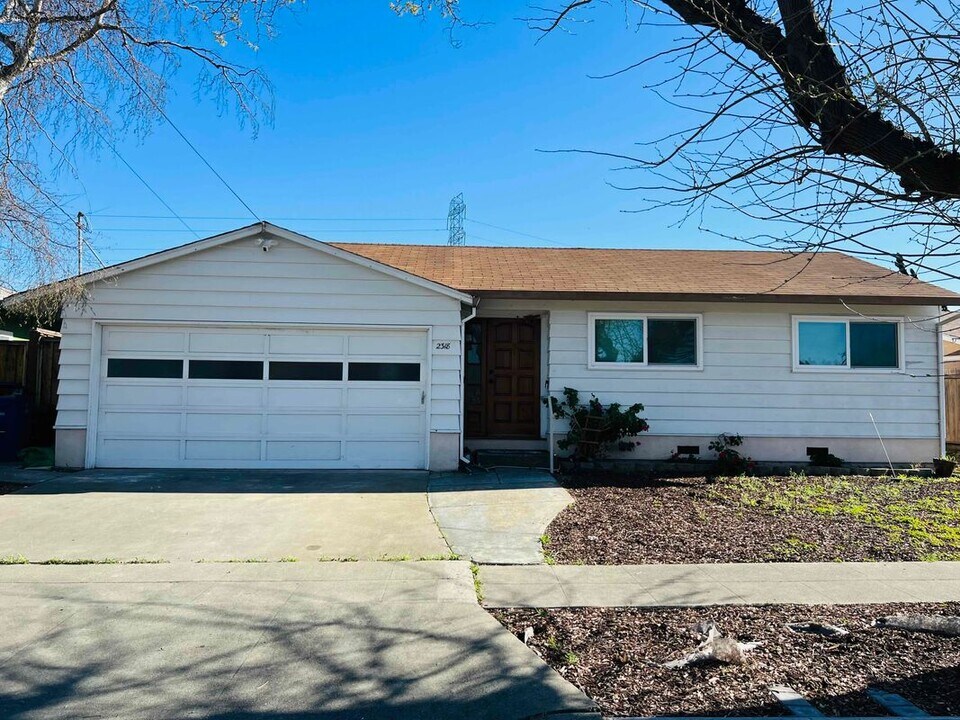 2318 Tahiti St in Hayward, CA - Building Photo