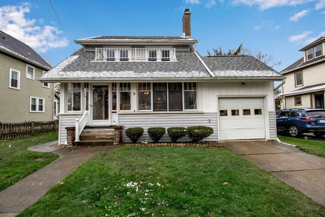 35 Whaley Ave in East Aurora, NY - Building Photo