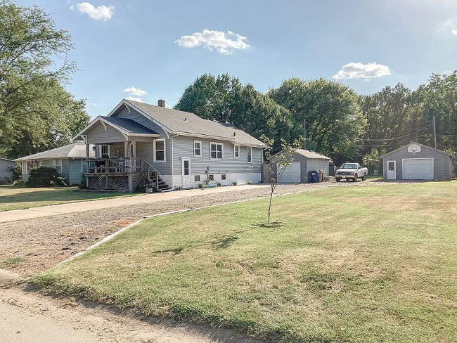 property at 415 S 6th St