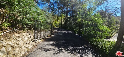 7503 Willow Glen Rd in West Hollywood, CA - Building Photo - Building Photo