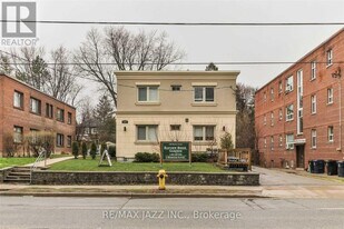 1303 Bayview Ave in Toronto, ON - Building Photo