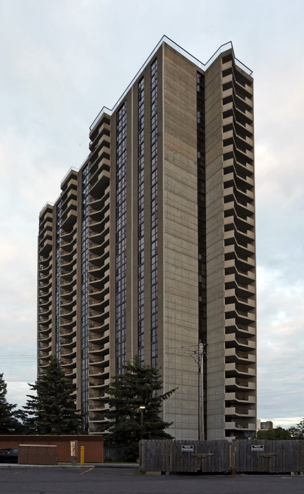 Park Place Apartments in Ottawa, ON - Building Photo