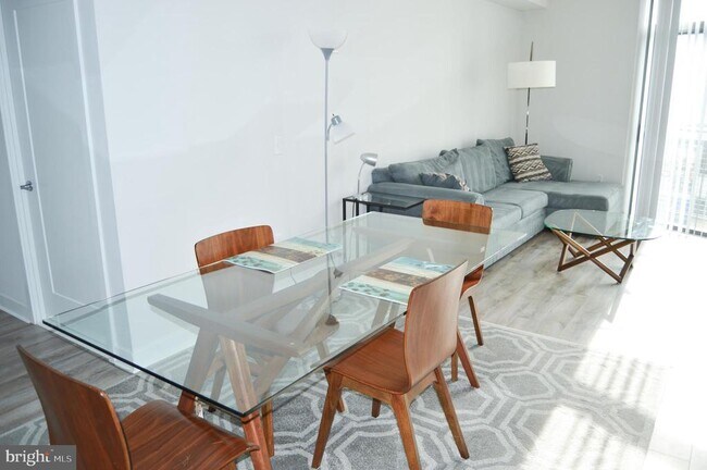 460 New York Ave NE-Unit -805 in Washington, DC - Foto de edificio - Building Photo
